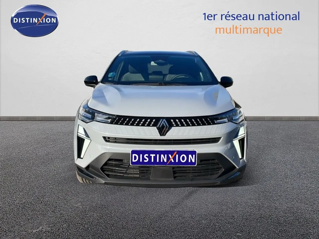 Vue avant d'un Renault Captur 2025 gris Rafale métal avec toit noir et calandre distinctive noire.