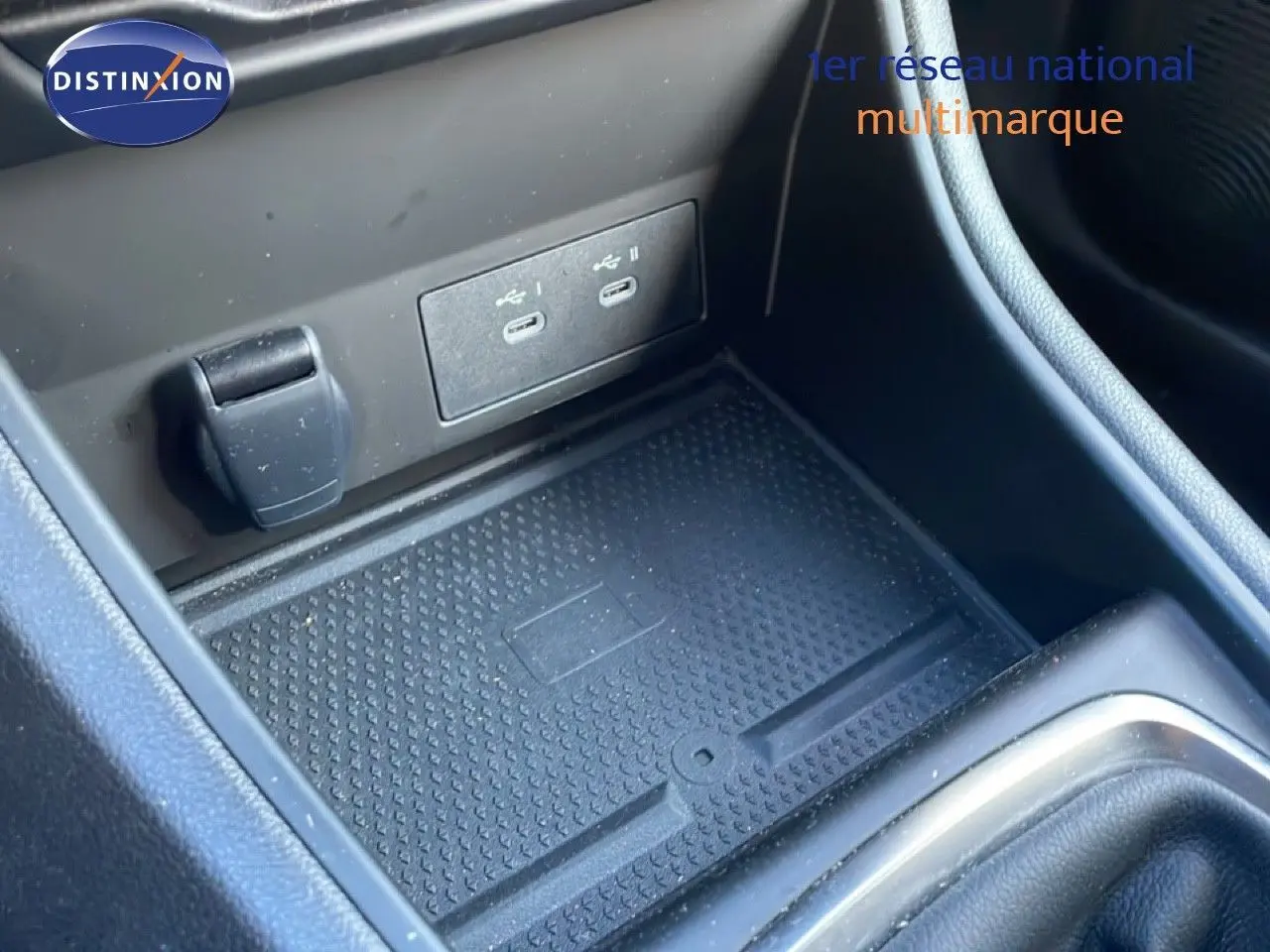 Gros plan sur la console centrale noire du Renault Captur 2025, avec ports USB-C doubles et prise 12V visibles.