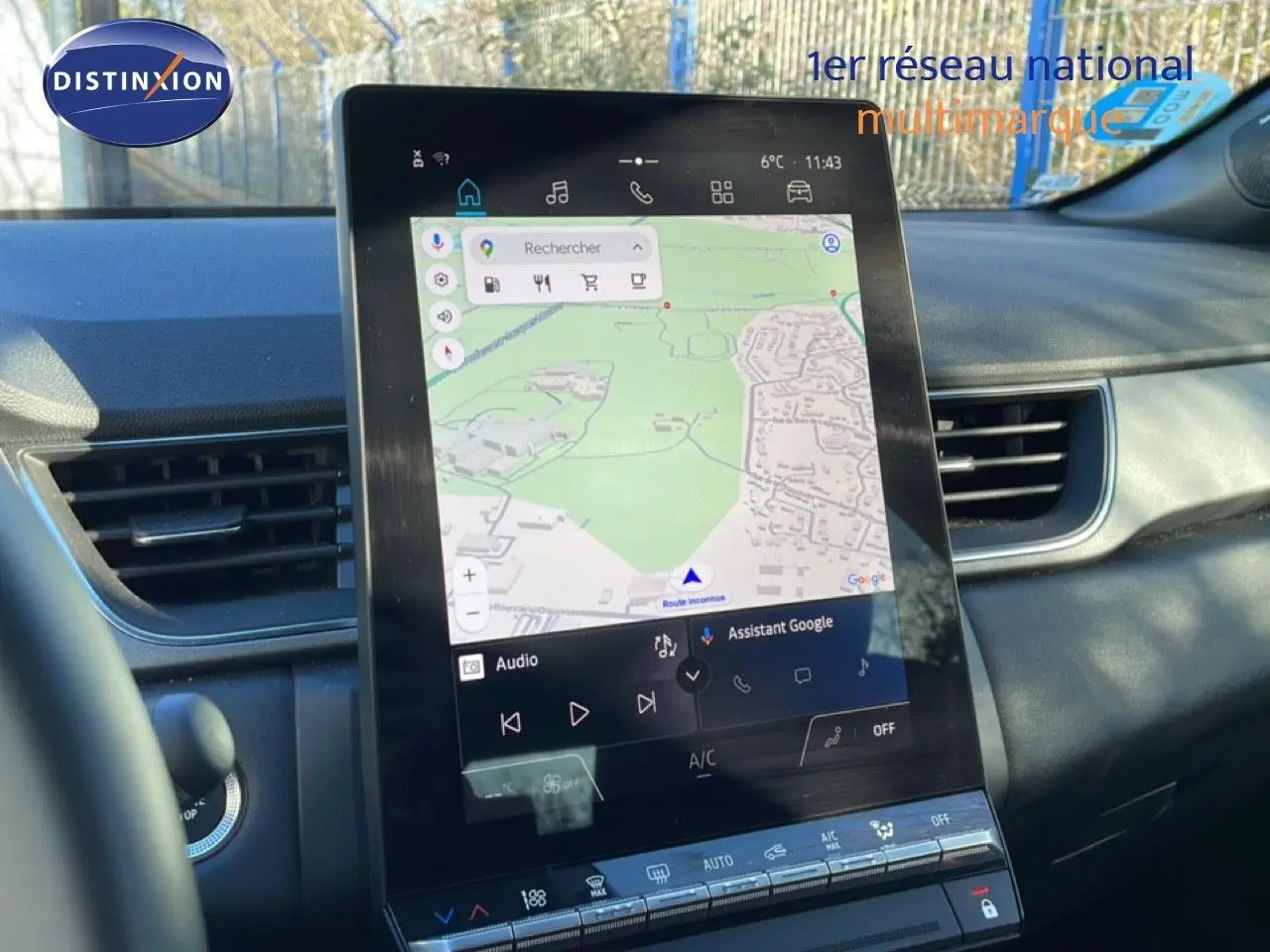 Vue intérieure centrée sur l'écran tactile vertical du tableau de bord du Renault Captur 2025, finition TECHNO.