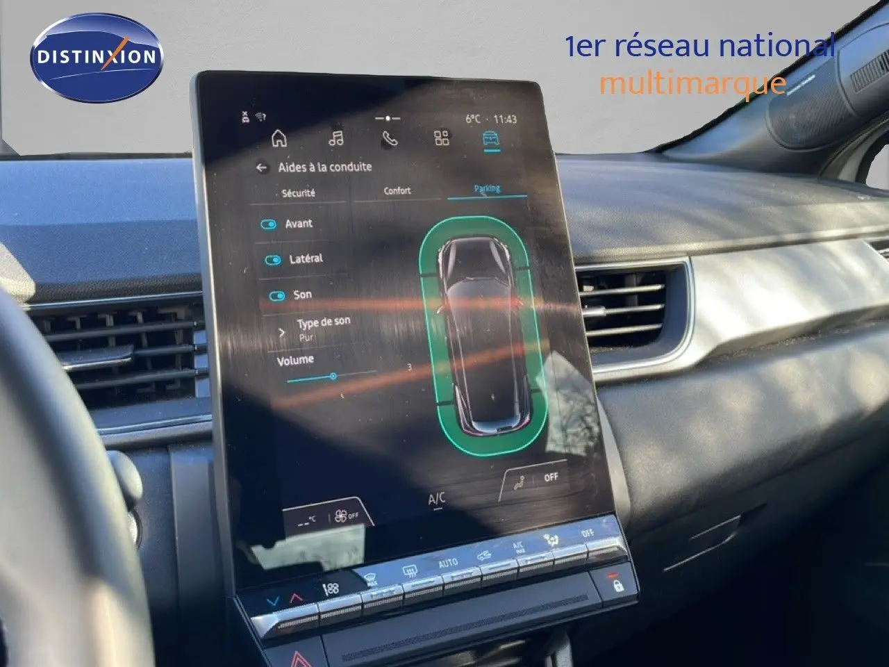 Vue intérieure du tableau de bord du Renault Captur 2025 avec écran tactile central affichant les aides à la conduite.