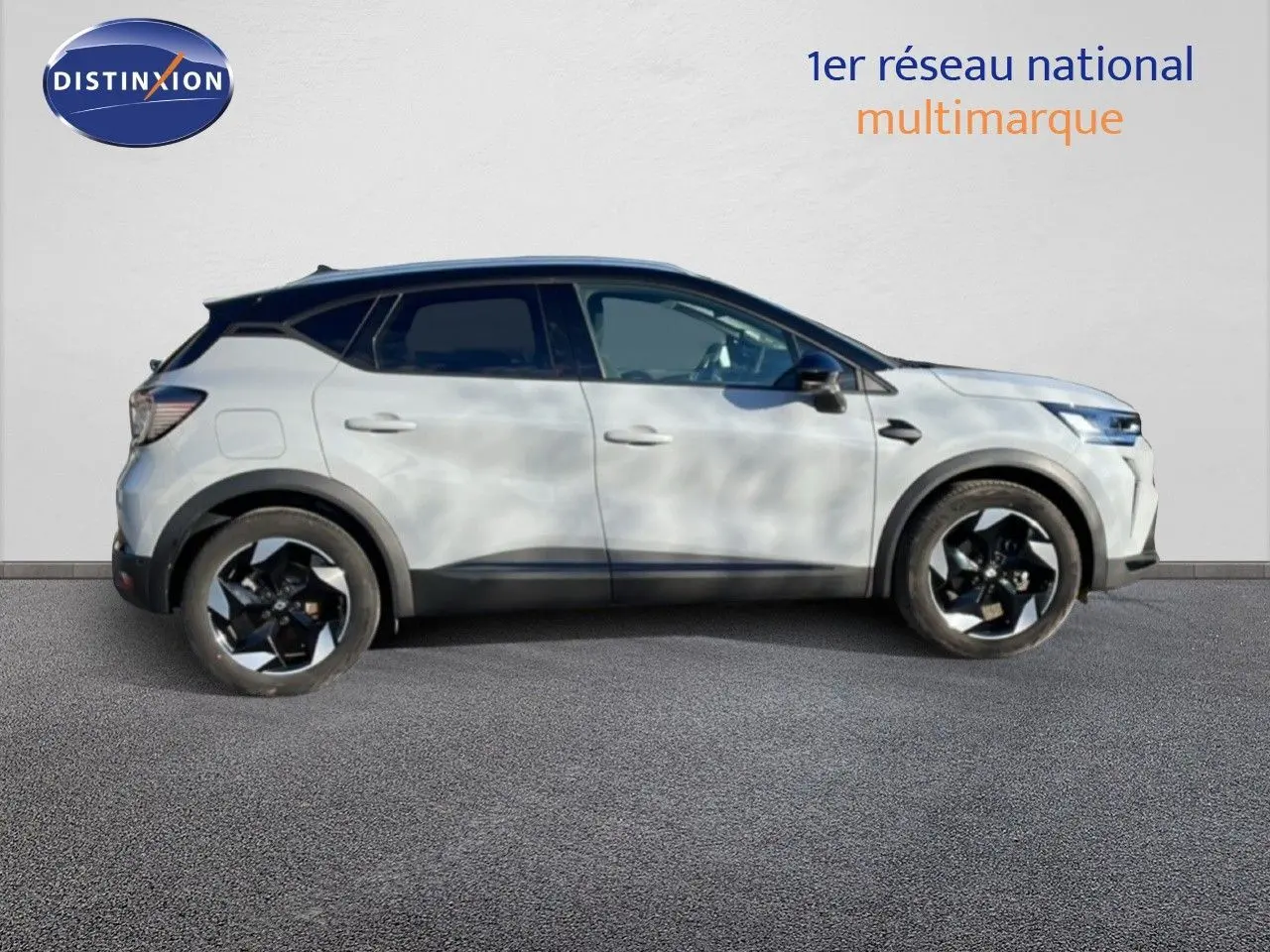 Vue de profil droit du Renault Captur 1.0 ECO-G 100ch Techno gris Rafale métal avec toit noir et jantes noires.