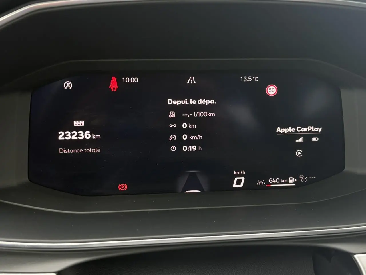 Affichage numérique du tableau de bord du SEAT Leon 2025 montrant la distance totale, la vitesse et la connexion Apple CarPlay.