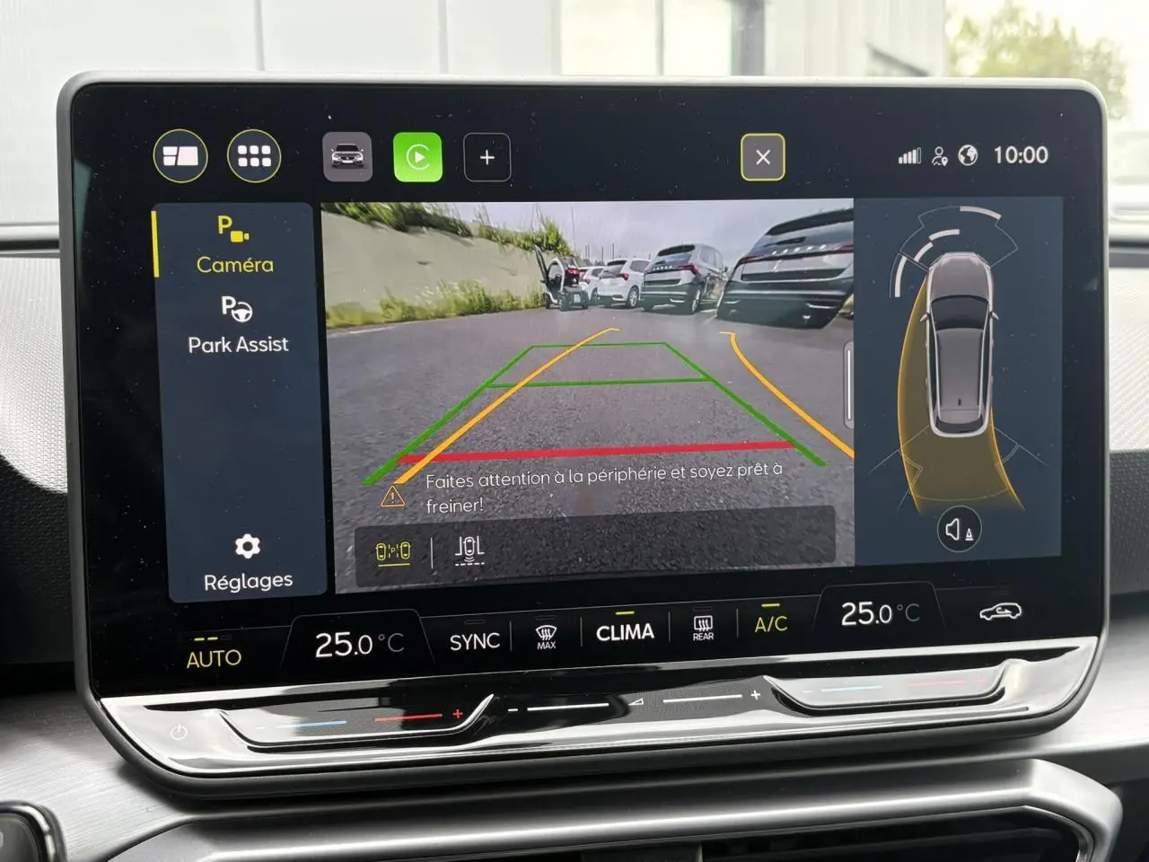Écran central tactile montrant la caméra de recul et l'aide au stationnement du SEAT Leon Noir Minuit.
