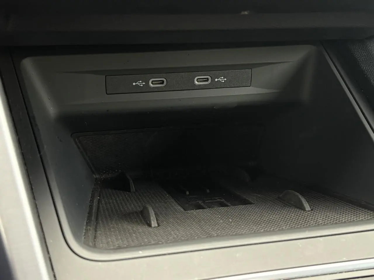 Gros plan sur la console centrale du SEAT Leon noir Minuit, montrant deux ports USB-C intégrés.