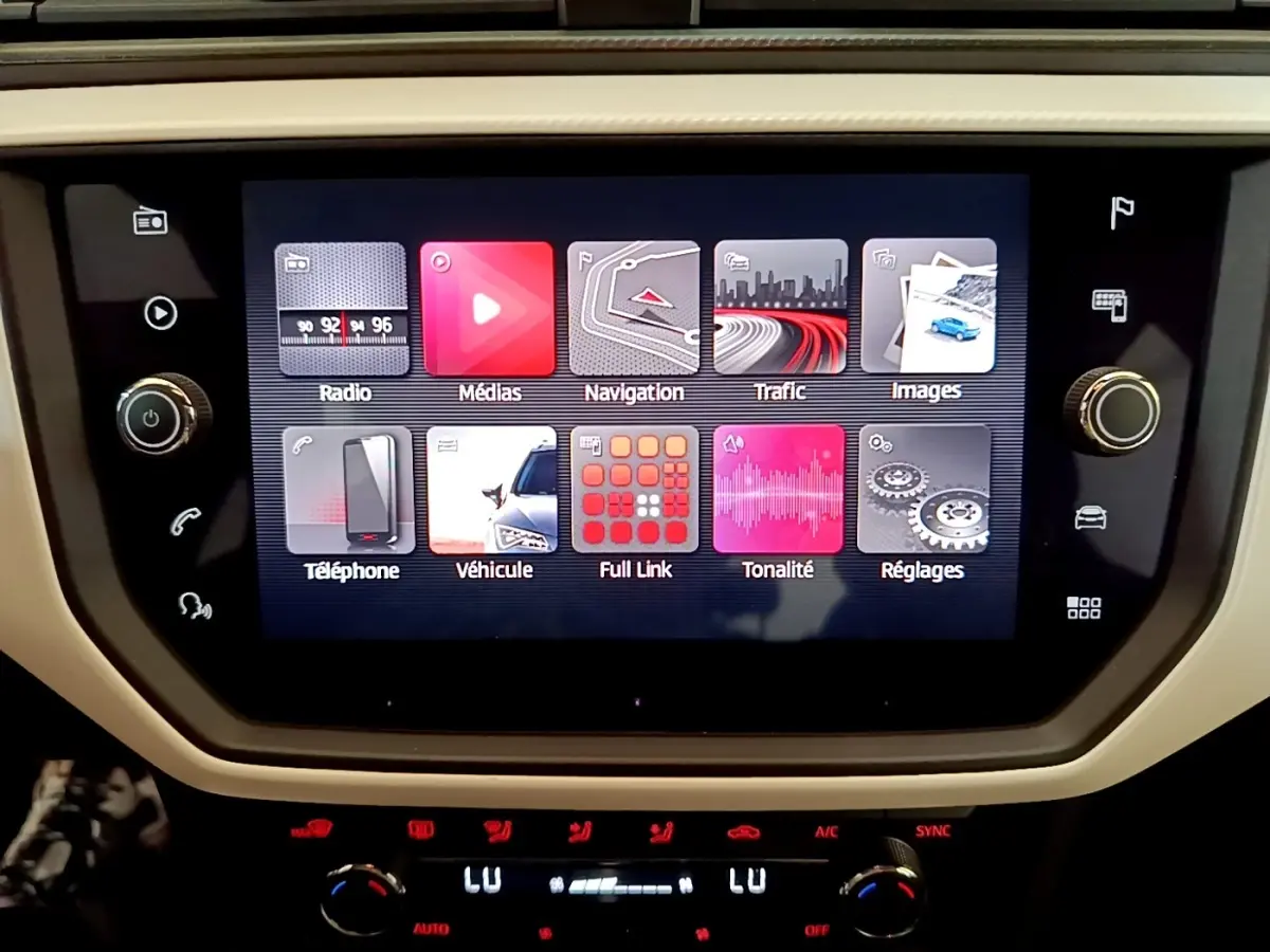 Écran tactile central du tableau de bord du SEAT Arona 2019, affichant les menus multimédias et navigation.