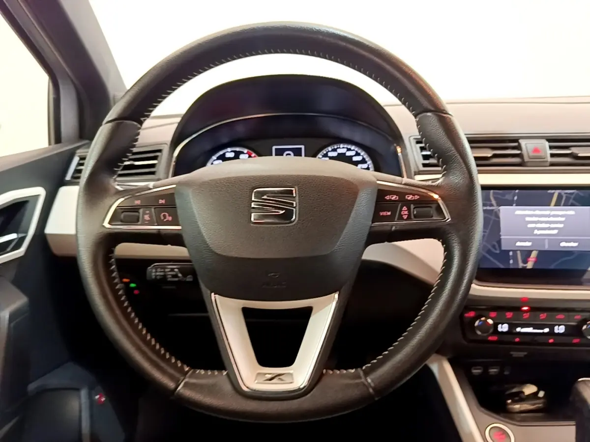 Volant en cuir et alu multifonctions de SEAT Arona 2019, vue frontale centrée sur le tableau de bord et écran tactile.