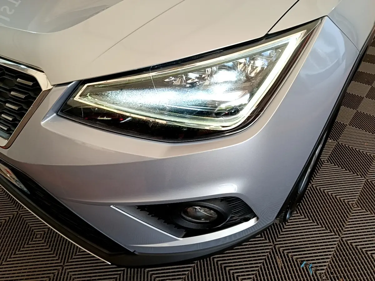 Gros plan sur le phare avant droit gris clair du SEAT Arona 2019 avec antibrouillard et calandre partielle visible.