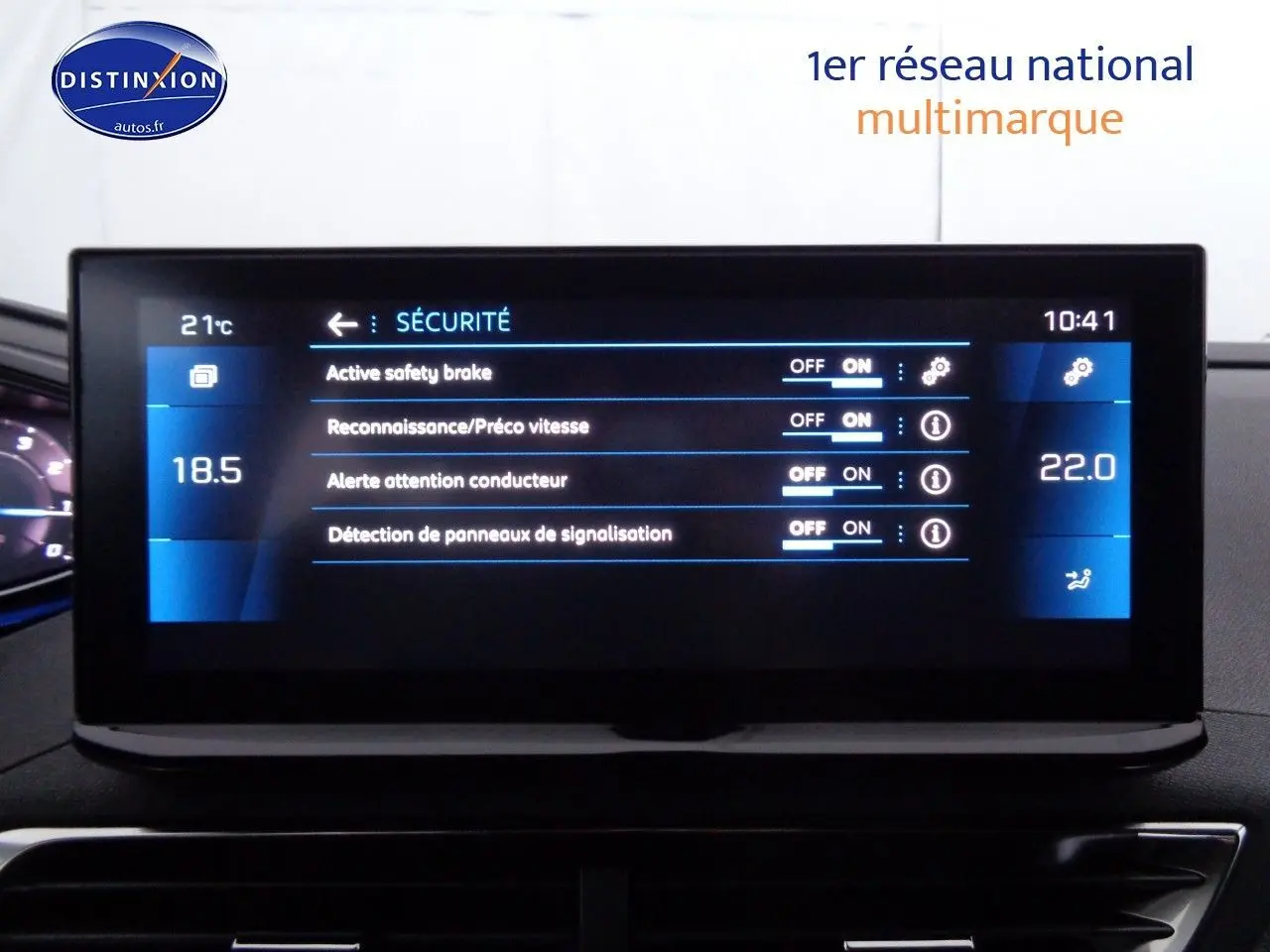 Écran tactile central du Peugeot 3008 2023 affichant les réglages de sécurité et la température intérieure.