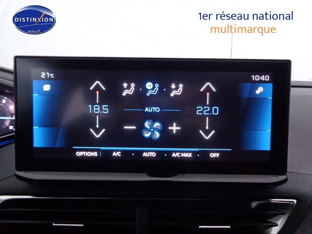 Écran tactile central du Peugeot 3008 noir Perla Metal de 2023 affichant la climatisation automatique avec réglages de température différenciés.