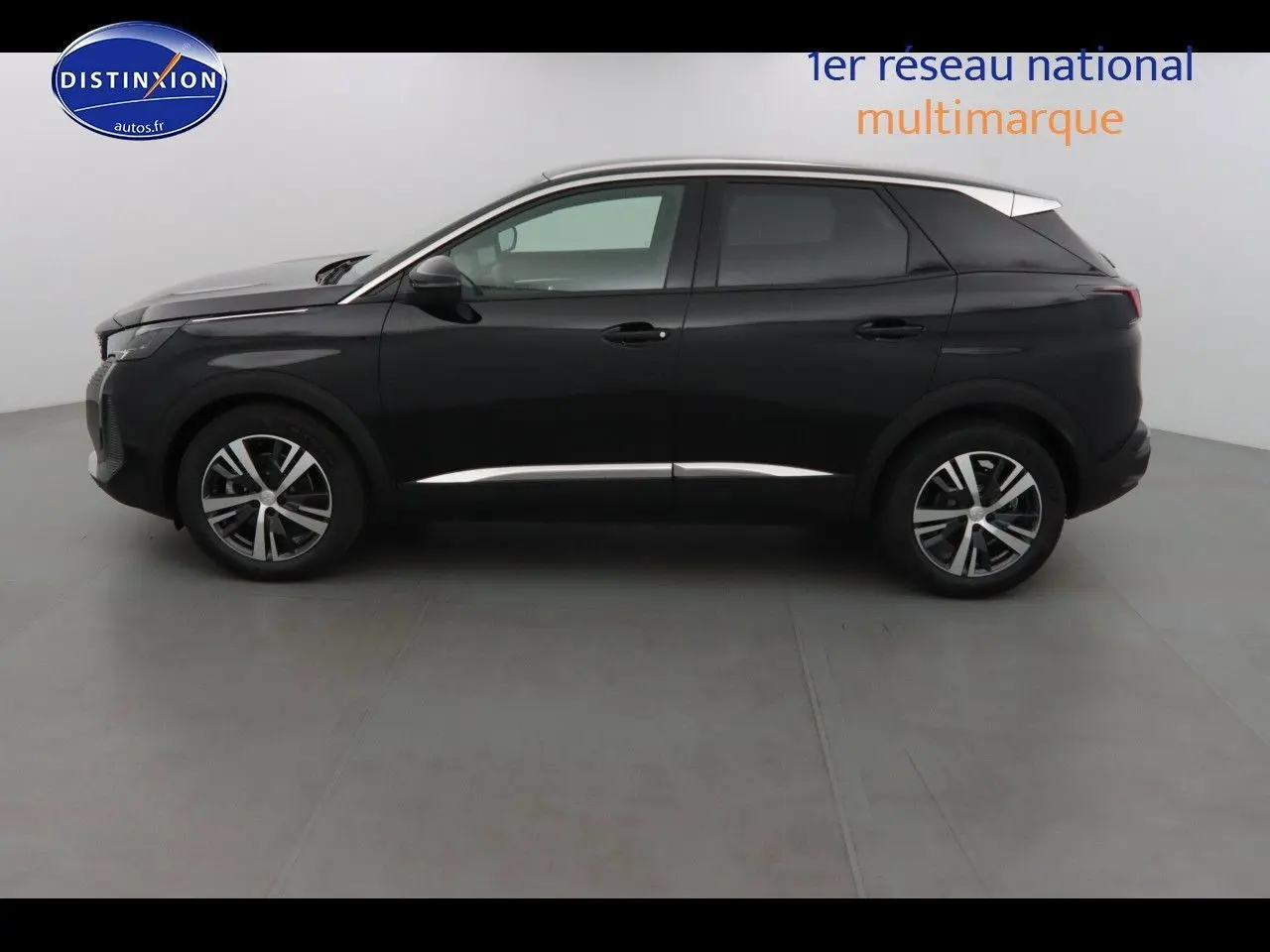 Profil côté gauche d'un Peugeot 3008 noir perla metal 2023 avec jantes alliage et lignes chromées sur les bas de caisse.