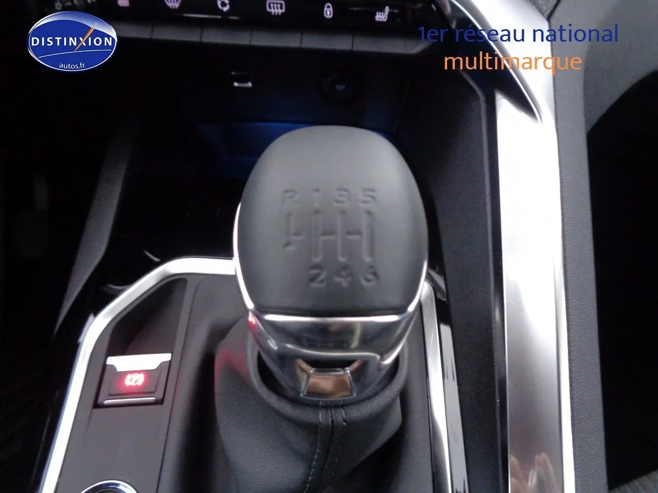 Le levier de vitesses manuel noir du Peugeot 3008 2023, vue rapprochée sur la console centrale.