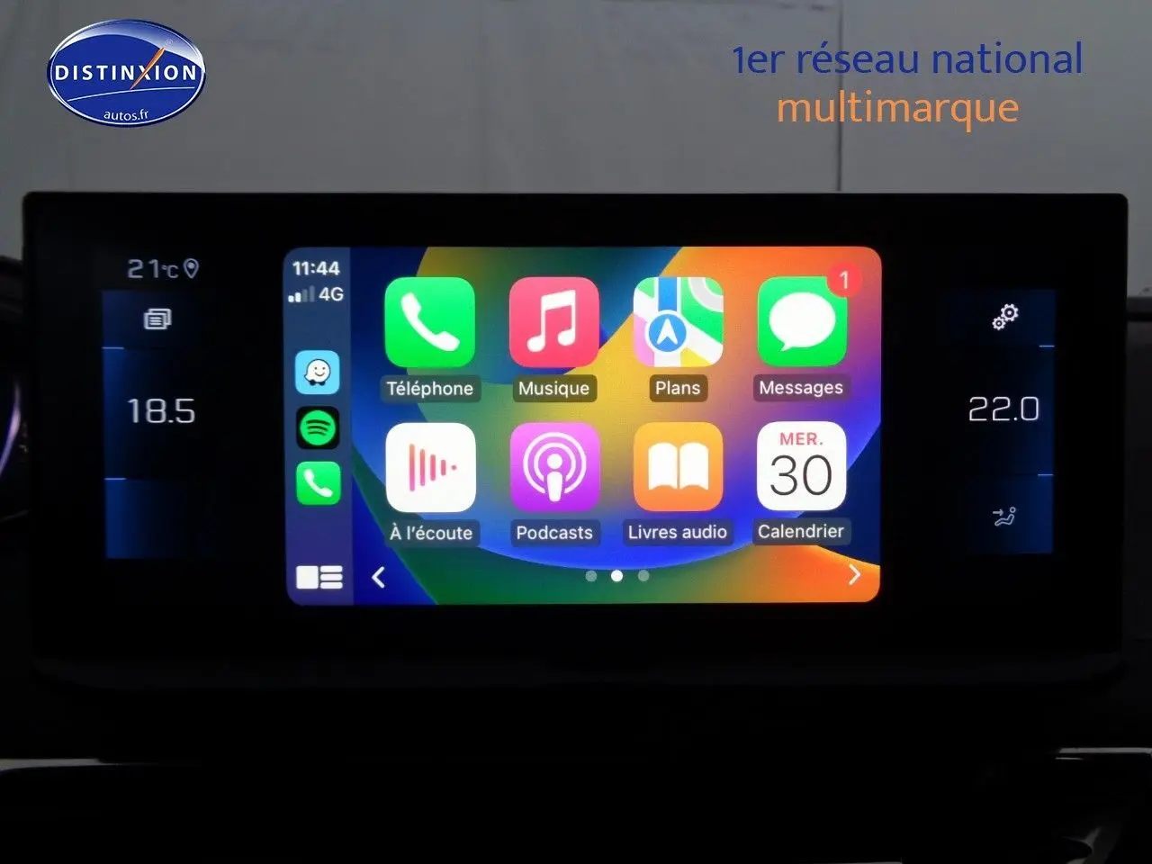 Écran tactile central du Peugeot 3008 2023 affichant les applications téléphonie, musique, plans et messages.