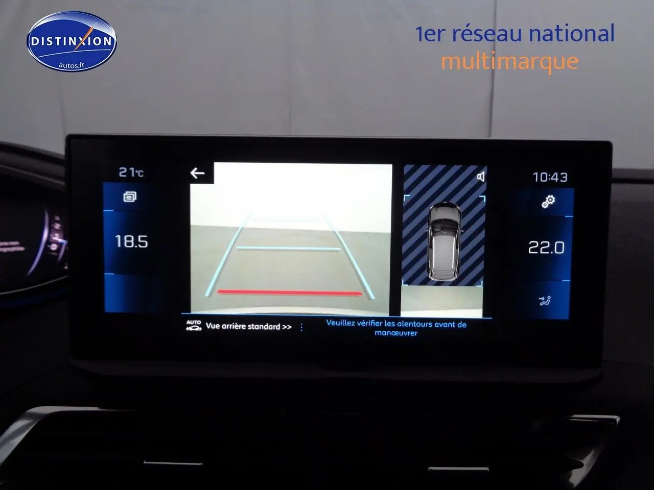 Écran central du Peugeot 3008 2023 affichant la caméra de recul et la température intérieure, intérieur noir moderne.