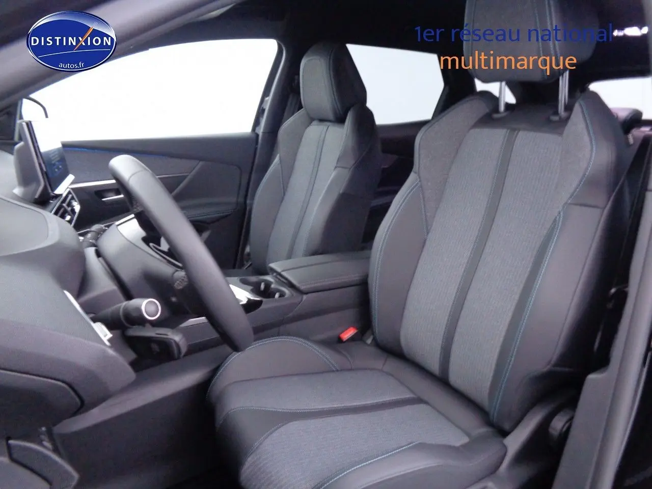 Intérieur du Peugeot 3008 2023 avec sièges avant en cuir noir et tissu gris, vue côté conducteur ouverte.