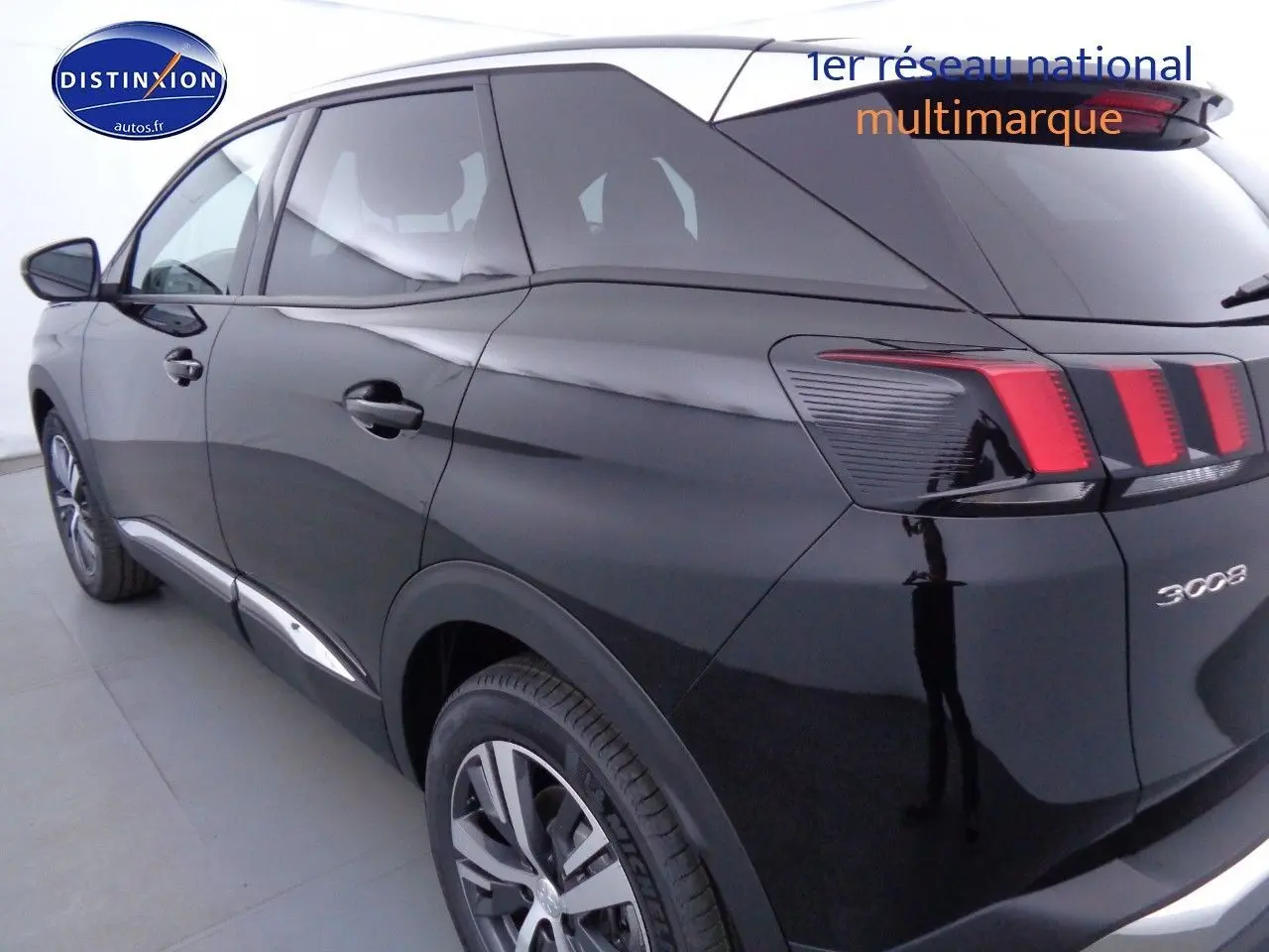 Vue 3/4 arrière droite d'un Peugeot 3008 noir perla metal avec feux arrière à trois bandes rouges distinctives.