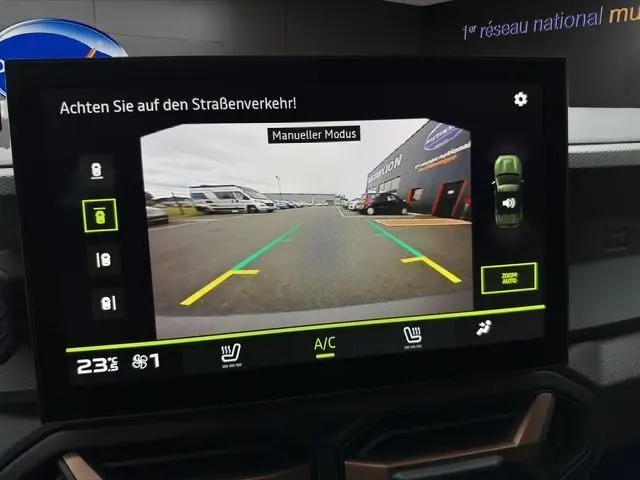 Écran multimédia du Dacia Duster 2025 montrant la caméra de recul avec lignes de guidage en mode manuel.