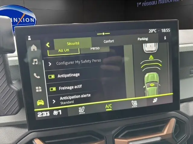 Écran tactile central du Dacia Duster 2025 montrant les réglages de sécurité et assistance à la conduite.