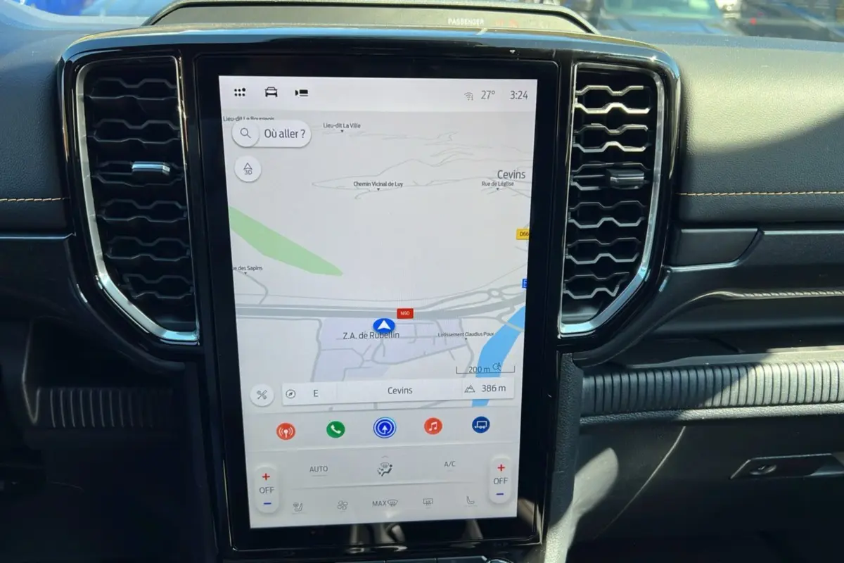 Vue rapprochée de la console centrale du Ford Ranger 2025 gris carbone, écran tactile affichant la navigation GPS.