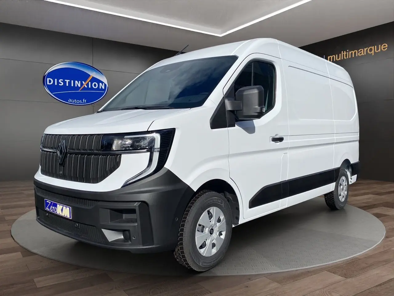 Renault Master blanc en 3/4 avant droit, avec calandre noire distinctive et pare-chocs contrasté noir.