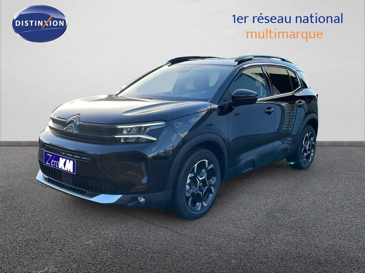Citroën C5 Aircross noir perla metal en 3/4 avant droit, avec jantes bi-ton et barres de toit visibles.