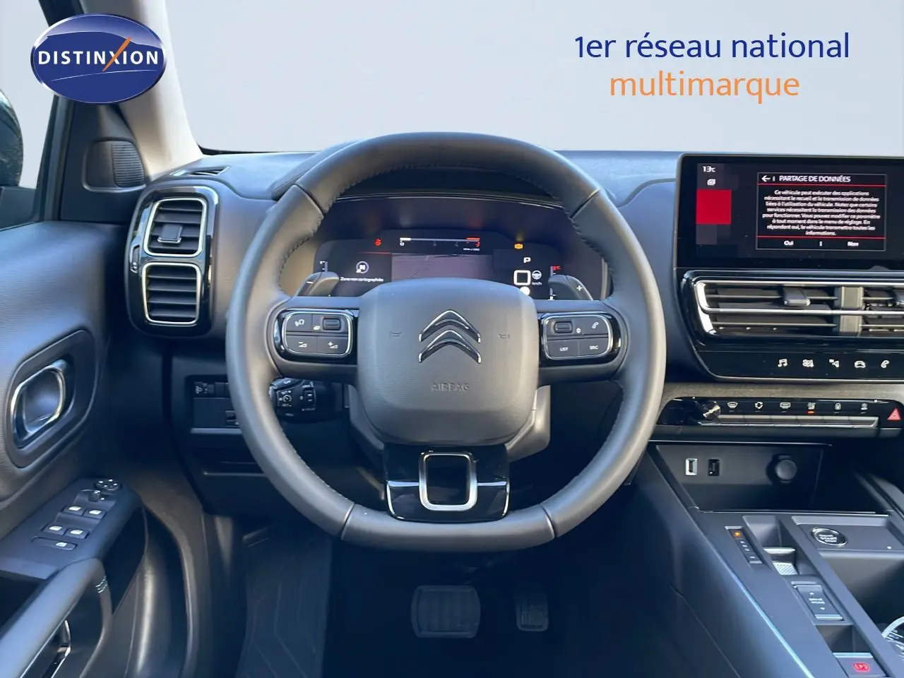Vue intérieure centrée sur le volant et tableau de bord numérique du Citroën C5 Aircross noir Perla Metal 2025.