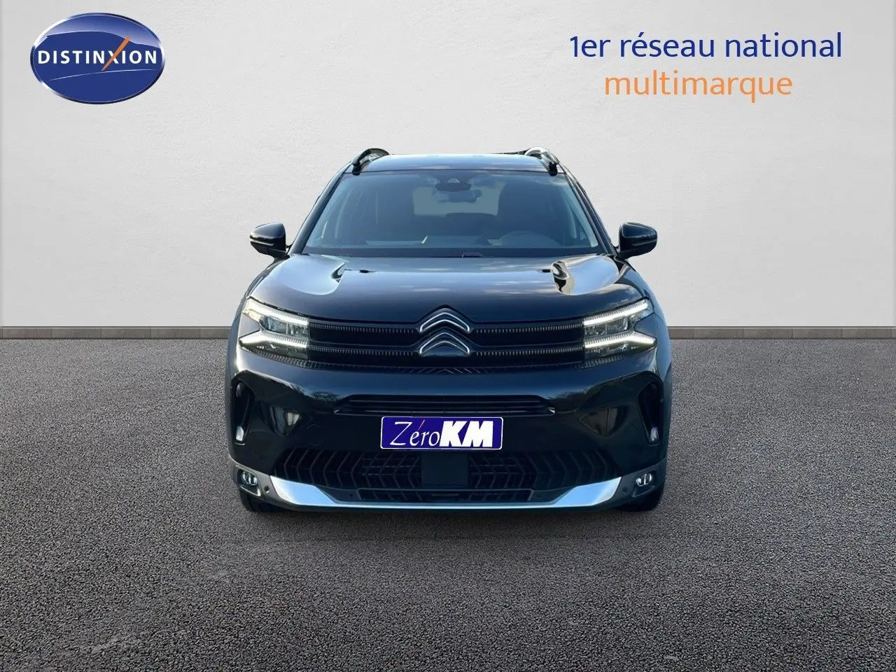 Vue frontale d'un Citroën C5 Aircross noir perla metal 2025 avec calandre distinctive et feux LED allumés.