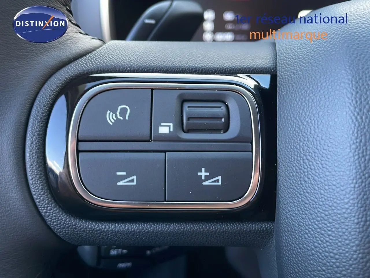 Gros plan sur les commandes au volant du Citroën C5 Aircross 2025 noir Perla Metal, boutons de réglage du volume et appels.