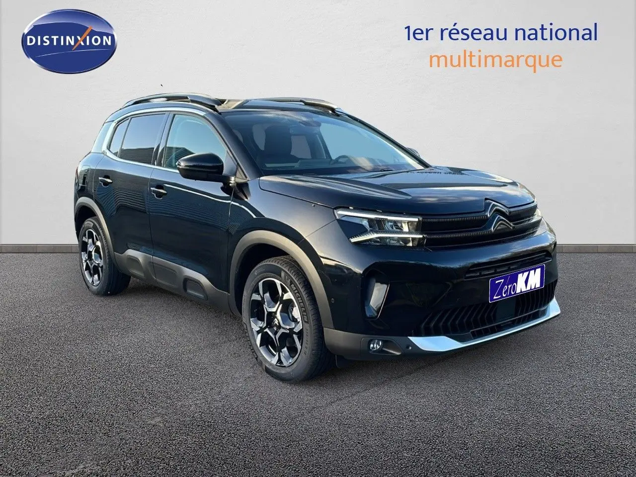 Citroën C5 Aircross noir perla metal en 3/4 avant droit, avec jantes bi-ton et protections latérales grises.