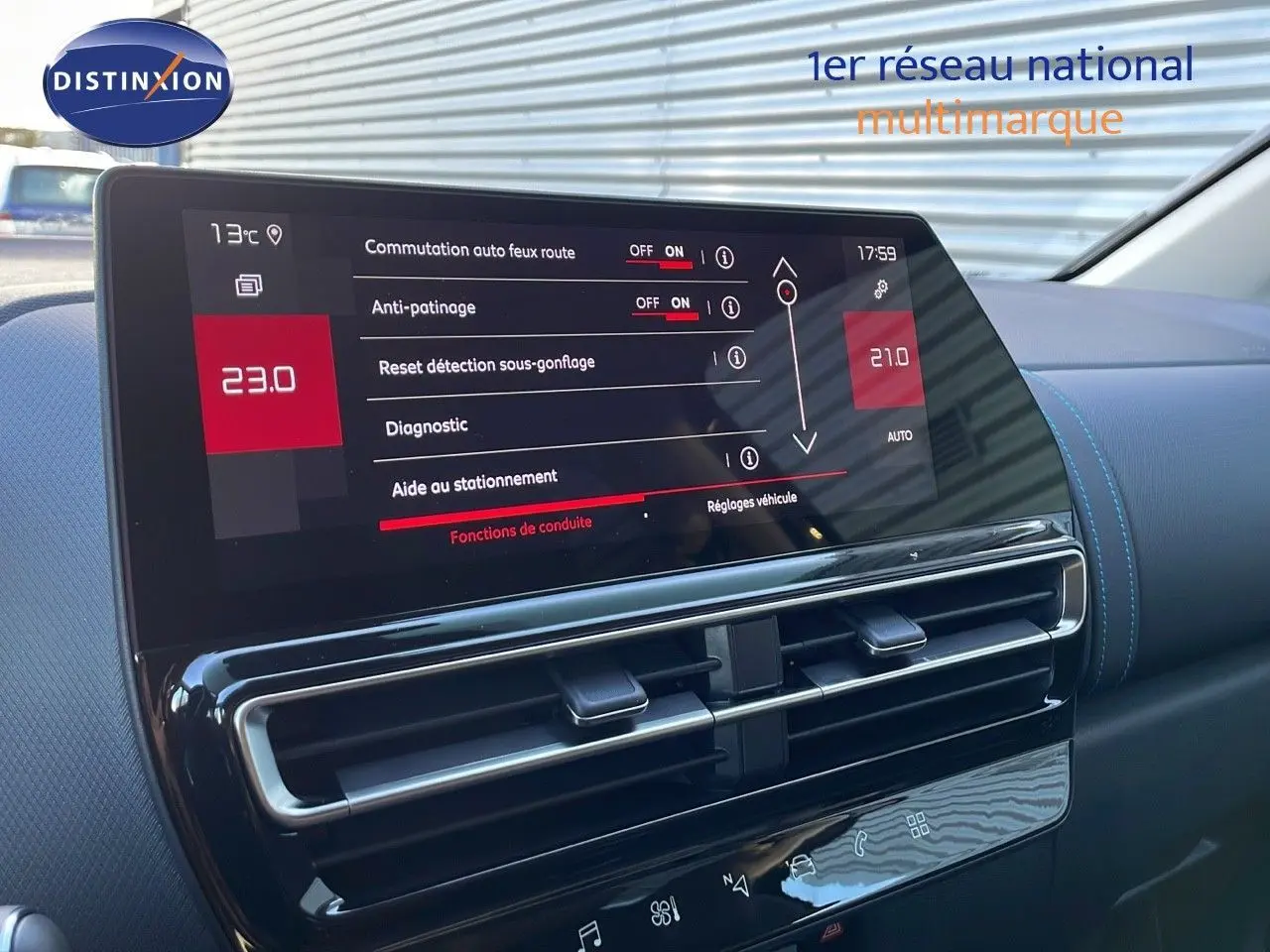 Vue intérieure du tableau de bord du Citroën C5 Aircross 2025, écran tactile affichant les réglages d’aide à la conduite.