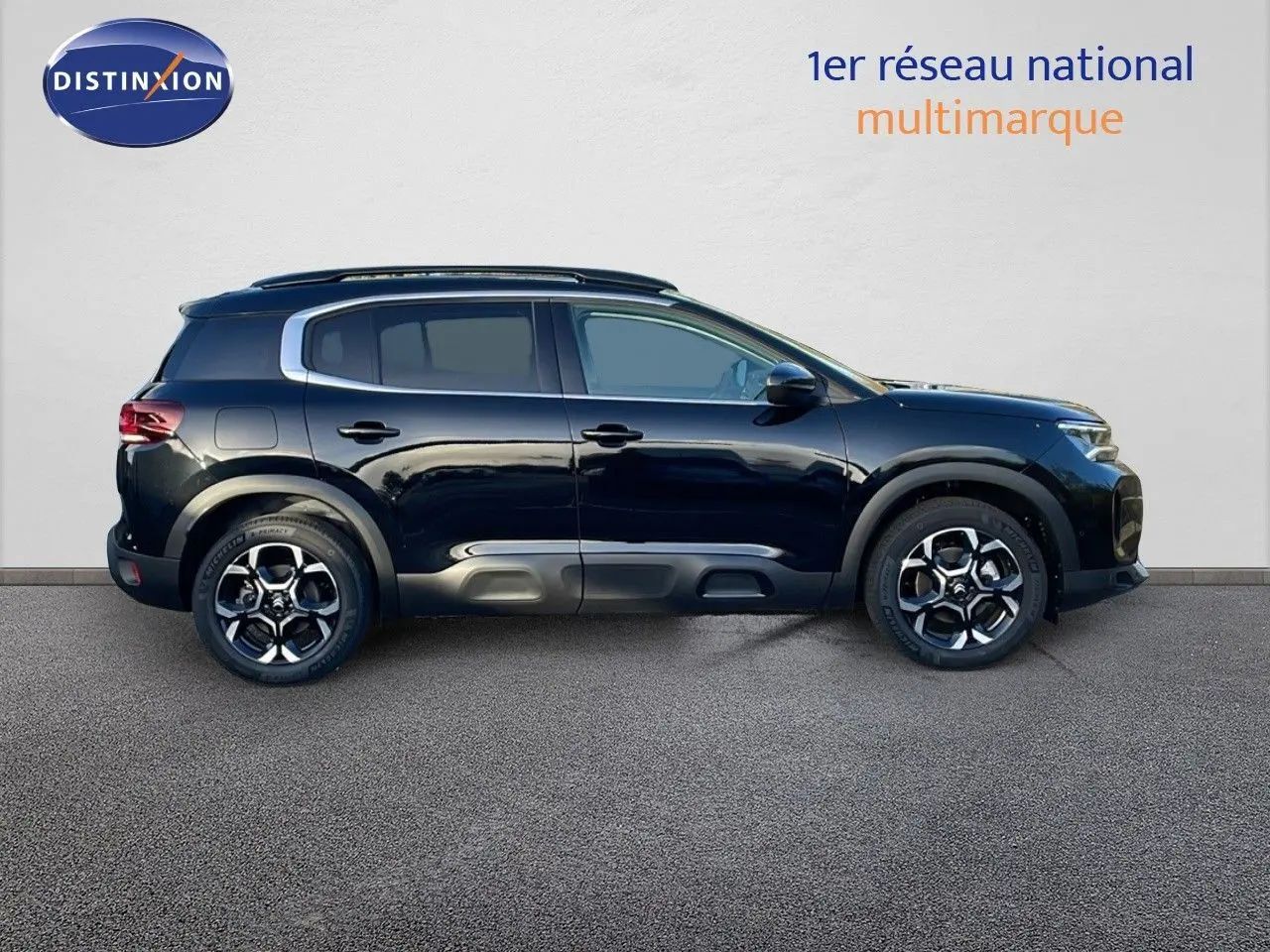 Vue latérale droite d'un Citroën C5 Aircross noir Perla Metal avec jantes bi-ton et protections de bas de caisse.