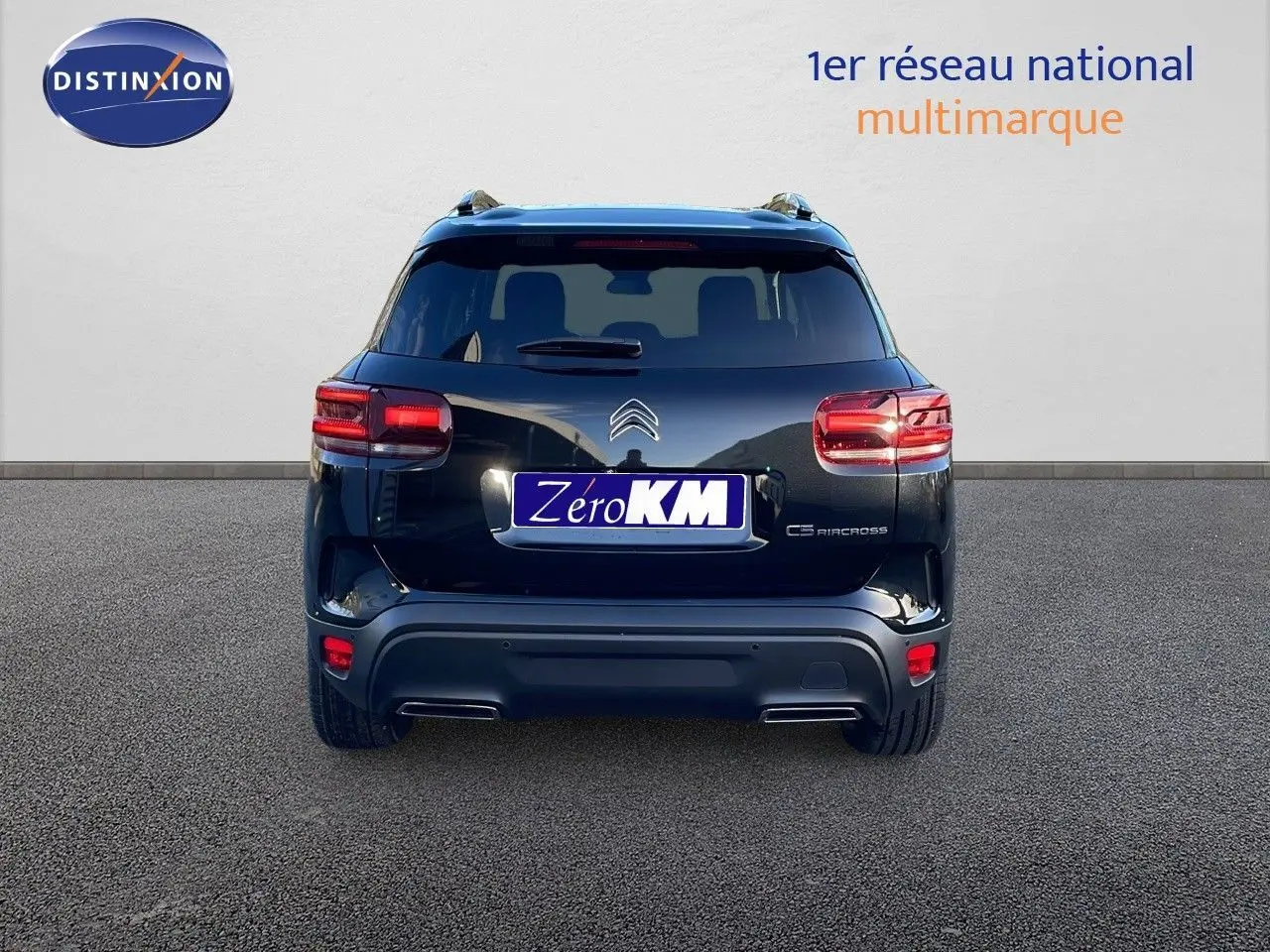 Vue arrière d'un Citroën C5 Aircross noir perla metal 2025 avec feux LED et double sortie d'échappement intégrée.