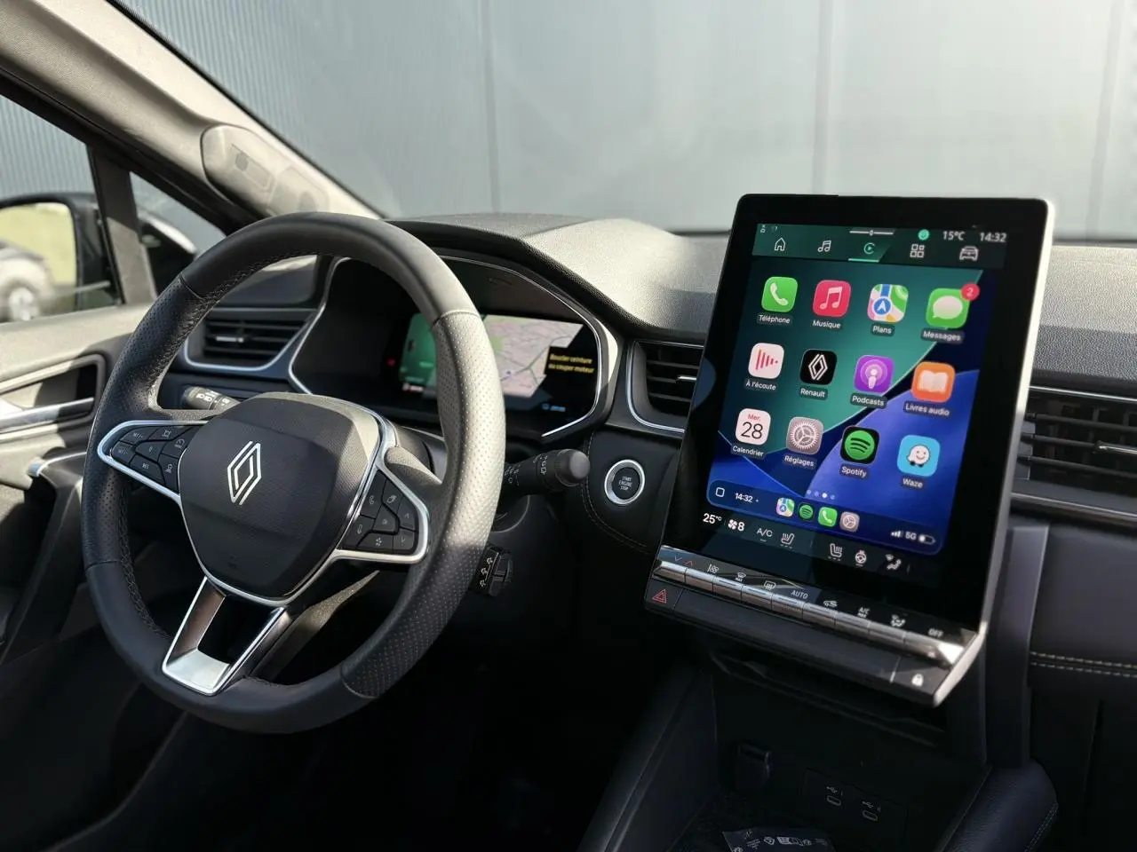 Vue intérieure côté conducteur du Renault Symbioz 2025, volant multifonction et grand écran tactile vertical.