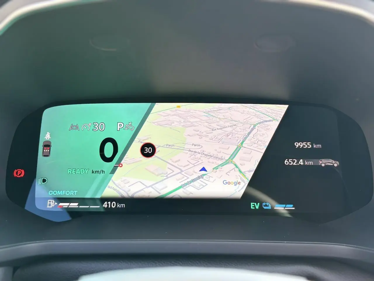 Tableau de bord numérique de Renault SYMBIOZ 2025 affichant navigation Google Maps et informations de conduite.