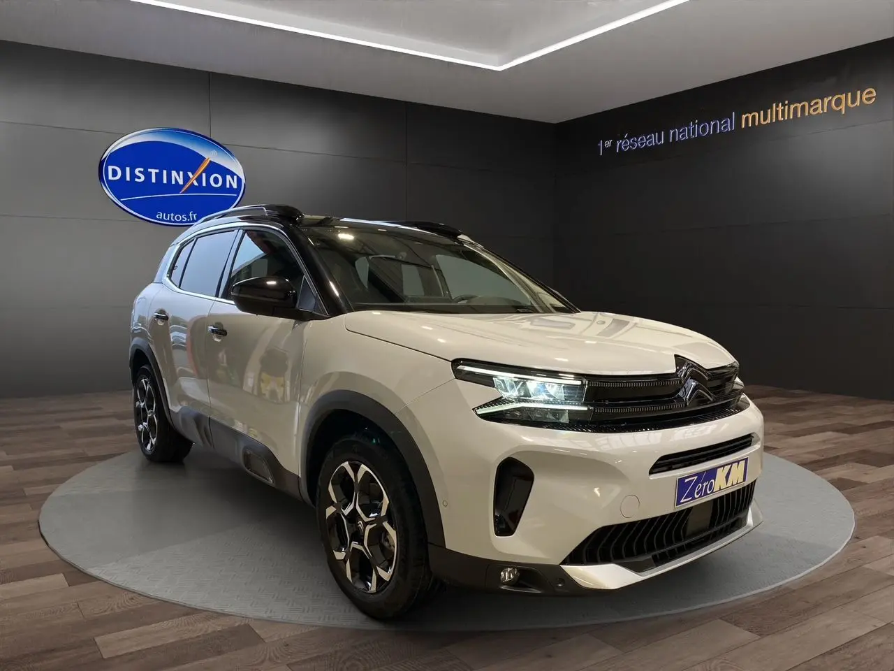 Citroën C5 Aircross 2024 blanc et noir, vue 3/4 avant droit, avec toit noir et jantes distinctives.