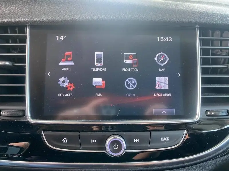 Écran tactile central du tableau de bord de l'Opel Mokka 2017 affichant les options audio, téléphone et navigation.
