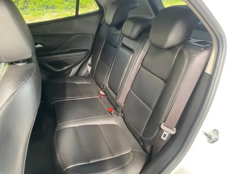 Vue intérieure côté gauche des sièges arrière en cuir noir de l'Opel Mokka 2017 avec ceinture de sécurité visible.