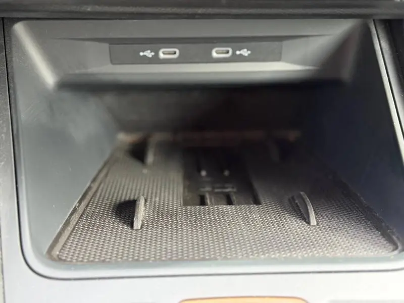 Gros plan sur la console centrale avec zone de charge et ports USB du CUPRA Formentor 2.0 TDI 150ch V DSG7.