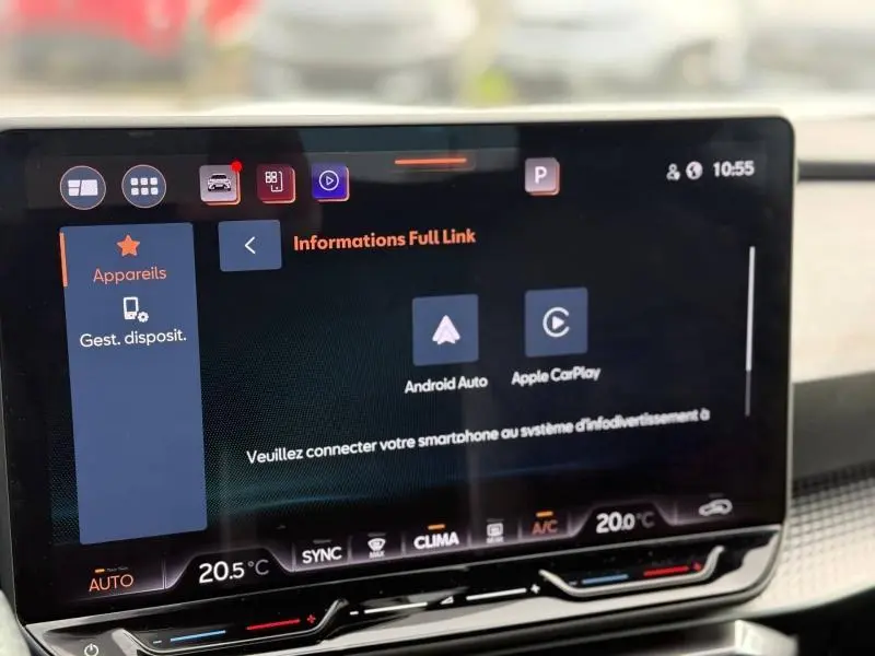 Écran tactile central du tableau de bord du CUPRA Formentor 2025, affichant les options Android Auto et Apple CarPlay.