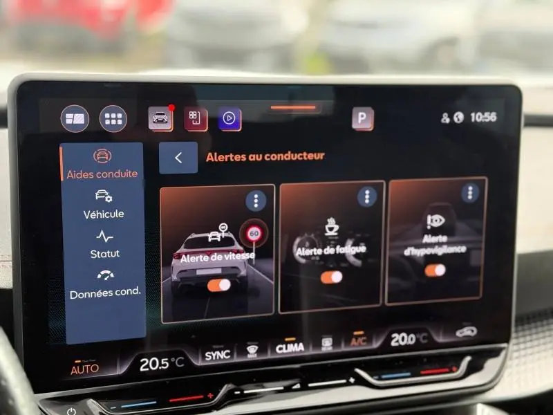 Écran tactile intérieur du CUPRA Formentor 2025 montrant les alertes conducteur avec interface moderne et claire.