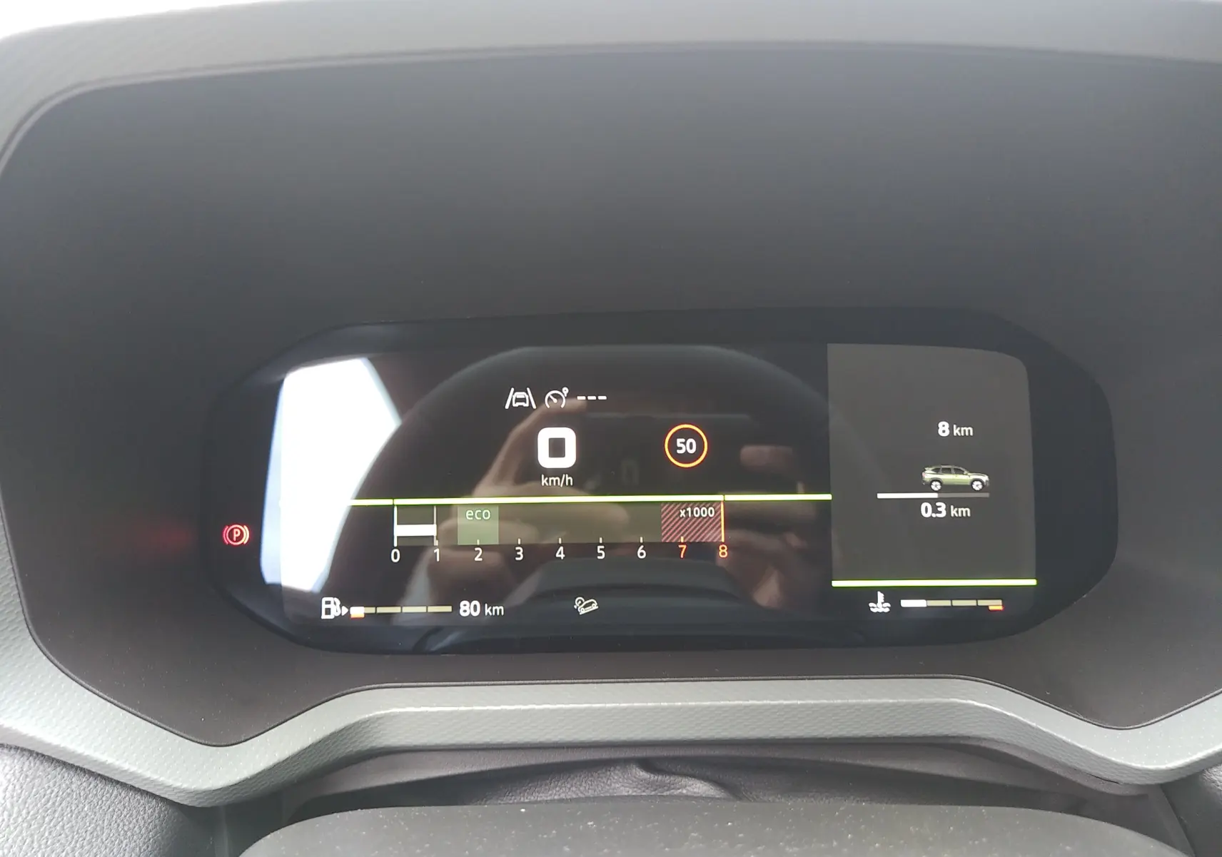 Tableau de bord numérique du Dacia Bigster 2025 affichant la vitesse à 0 km/h et l'autonomie restante.