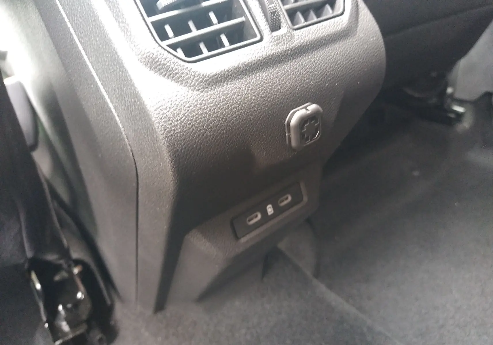 Prise USB double et prise 12V sur la console arrière intérieure du Dacia Bigster gris schiste, version 2025.