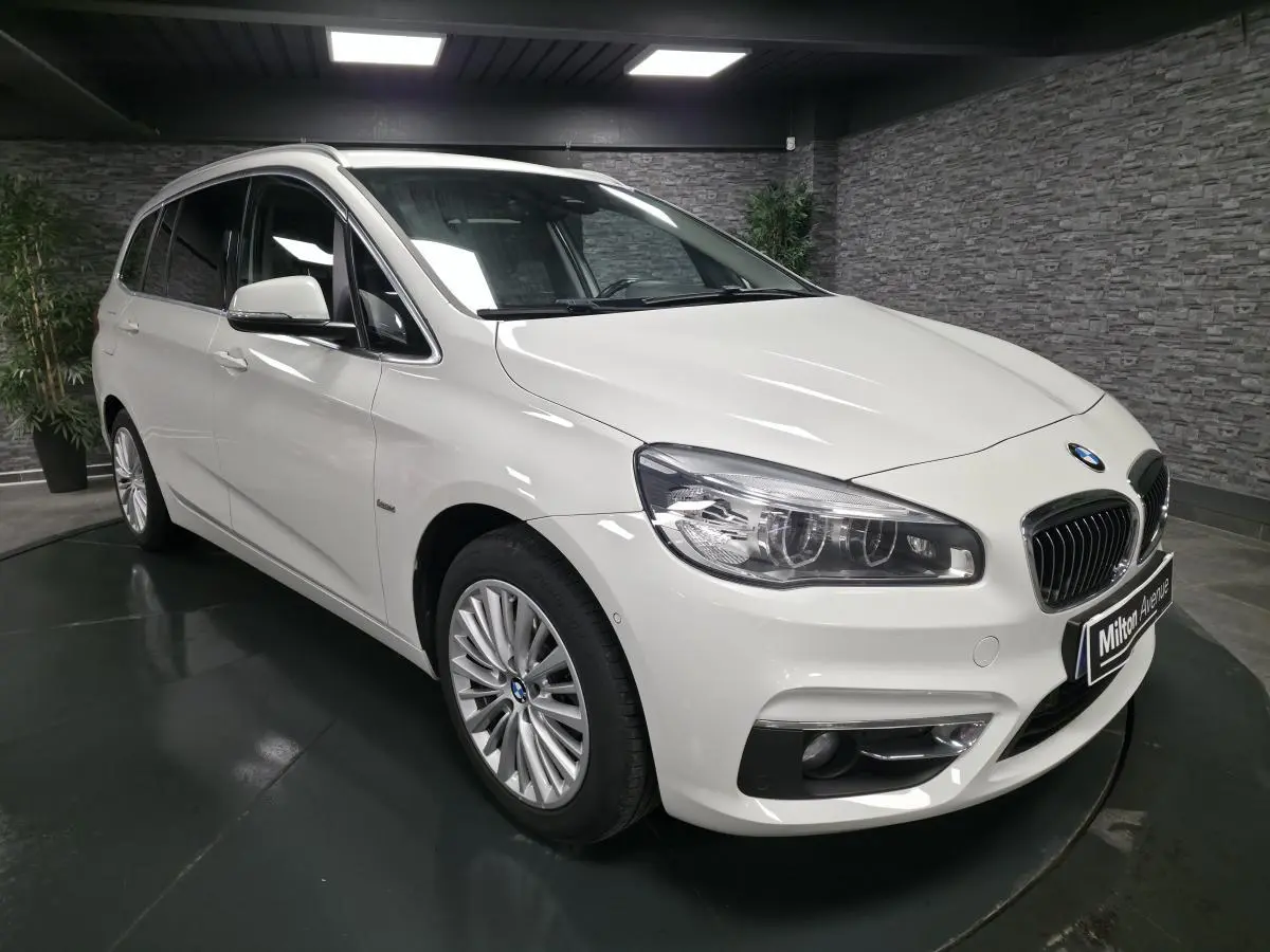 BMW Série 2 Gran Tourer blanc vue 3/4 avant droit avec calandre chromée et jantes alliage 17 pouces.