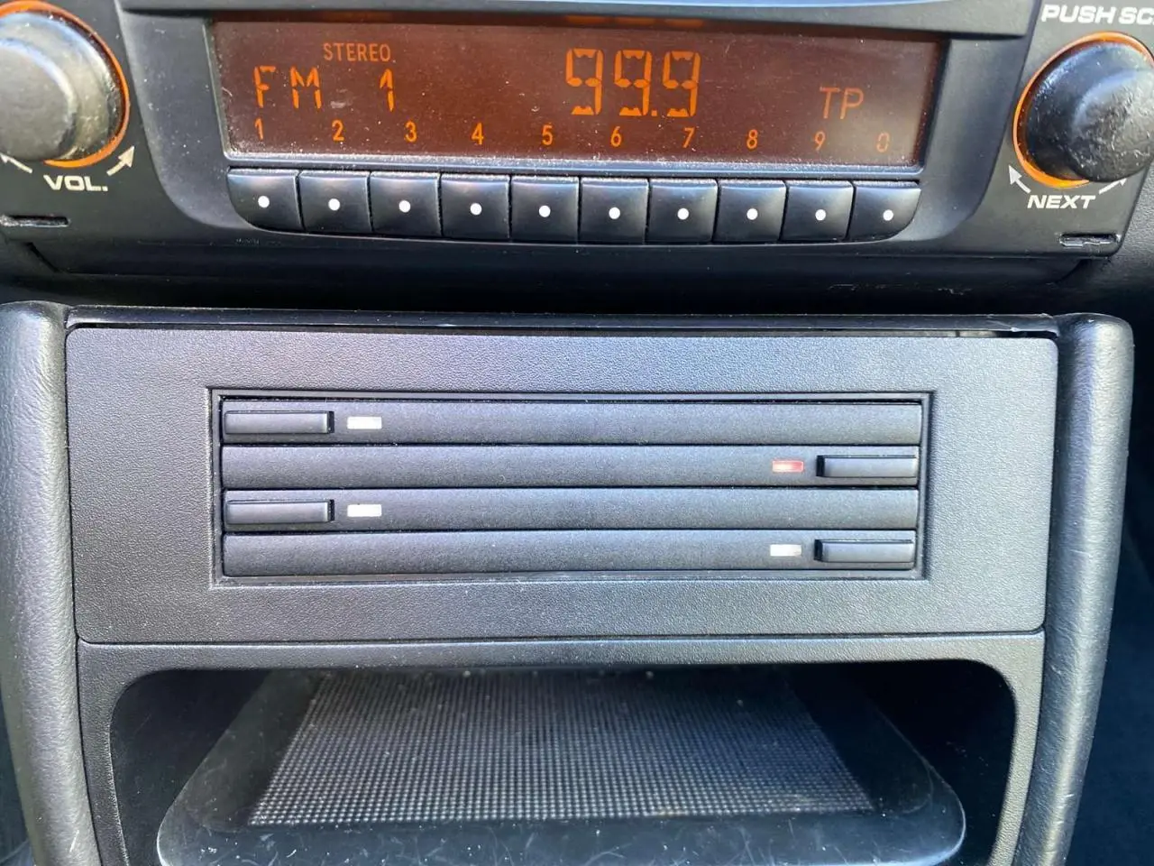 Gros plan sur la radio et la console centrale d'une Porsche 911 Targa 3.6i gris foncé de 2004.