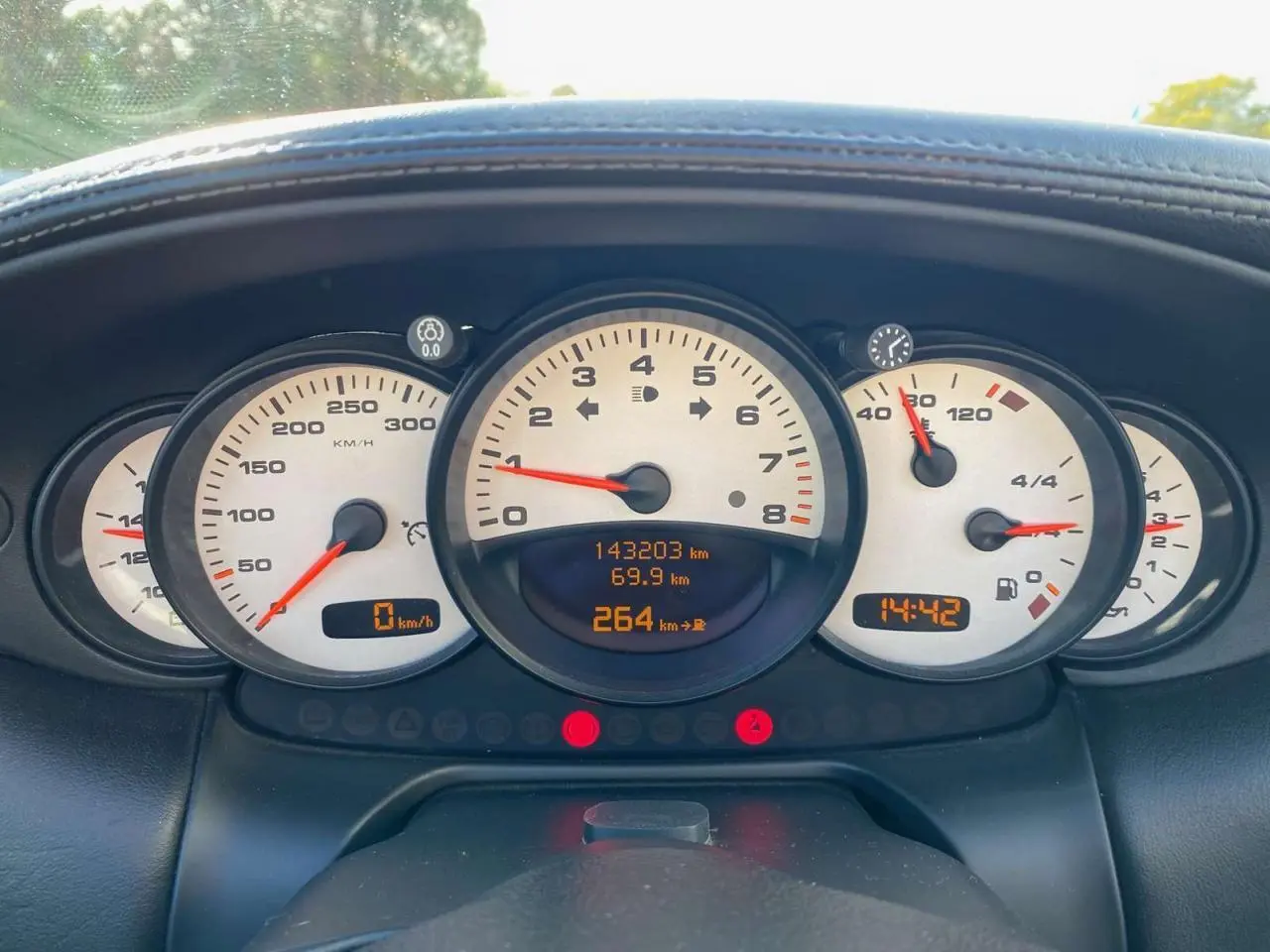 Tableau de bord de Porsche 911 Targa 2004, vue frontale sur compteurs blancs et affichage numérique orange.