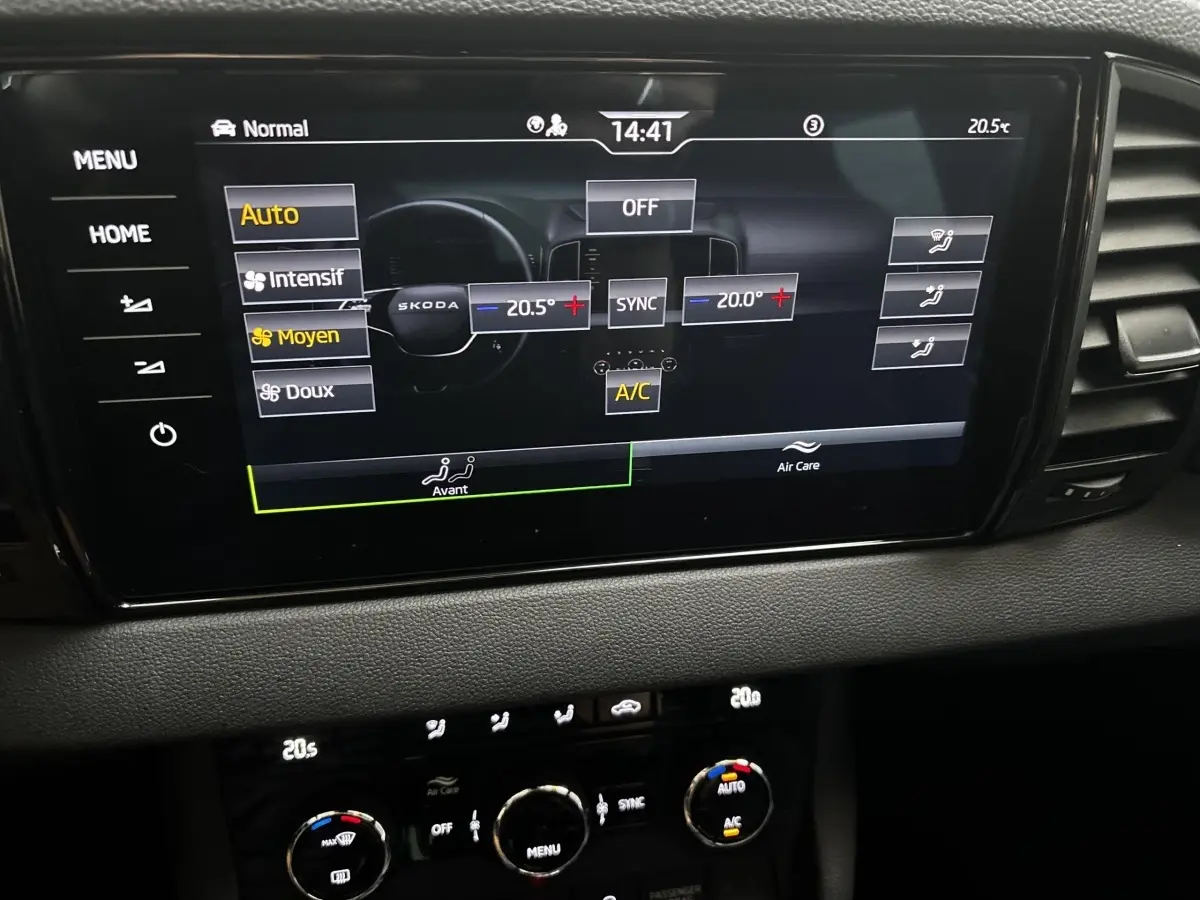 Écran tactile central du tableau de bord du Skoda Karoq 2025 affichant les réglages de climatisation.
