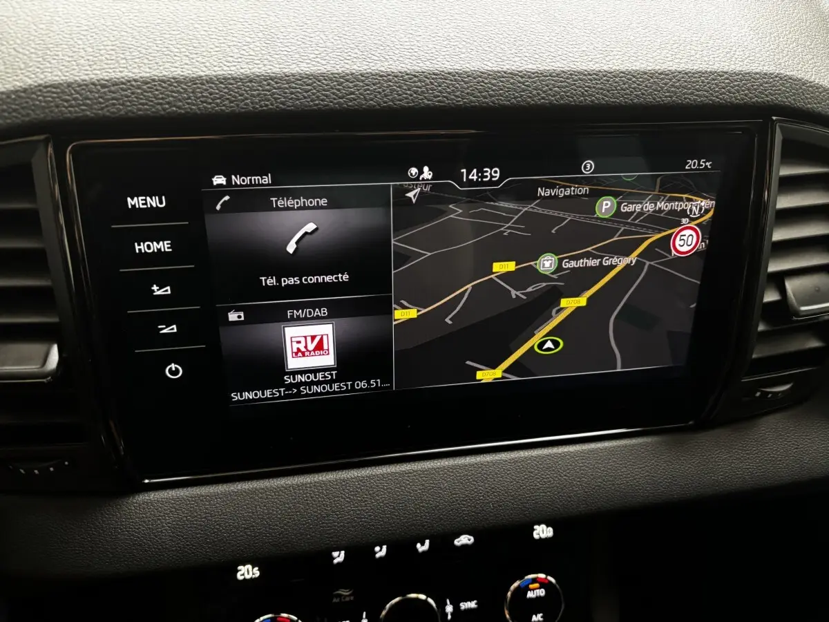 Écran tactile central du tableau de bord du Skoda Karoq 2025 affichant navigation et options multimédia.