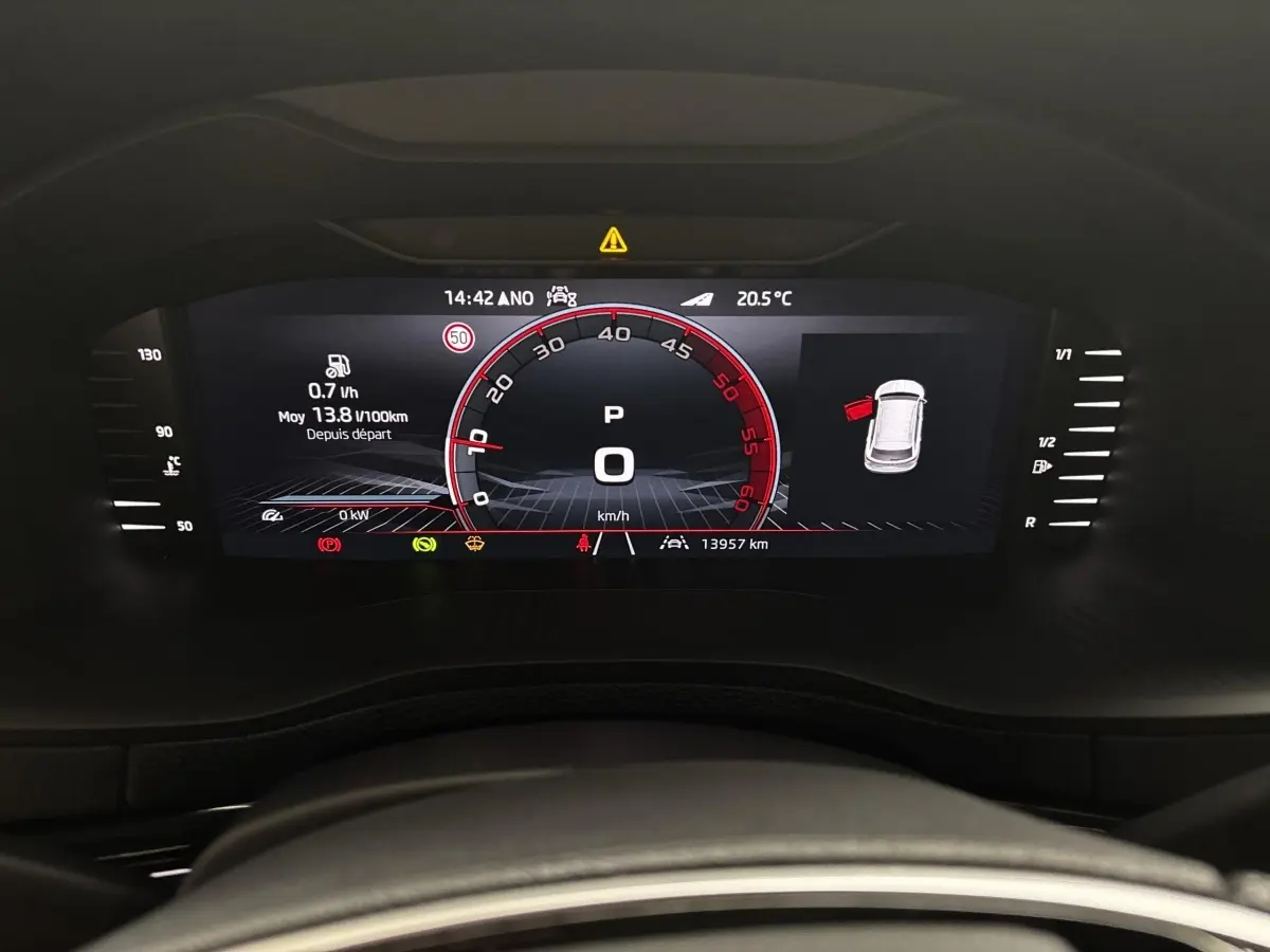 Affichage numérique du combiné d'instruments du Skoda Karoq noir 2025, vue frontale centrée sur le tableau de bord.