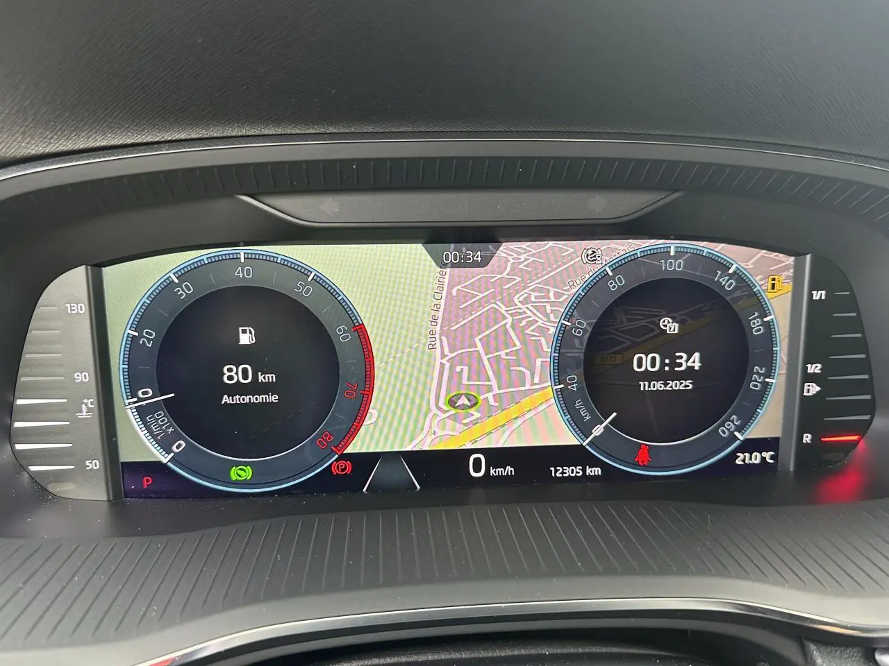 Tableau de bord numérique de la Skoda Octavia Combi 2024 affichant la navigation et l'autonomie essence à 80 km.
