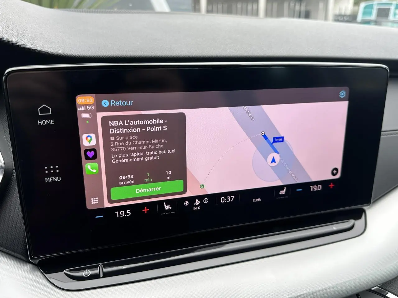Écran tactile central du tableau de bord du Skoda Octavia Combi gris graphite, affichant le GPS Columbus en mode navigation.