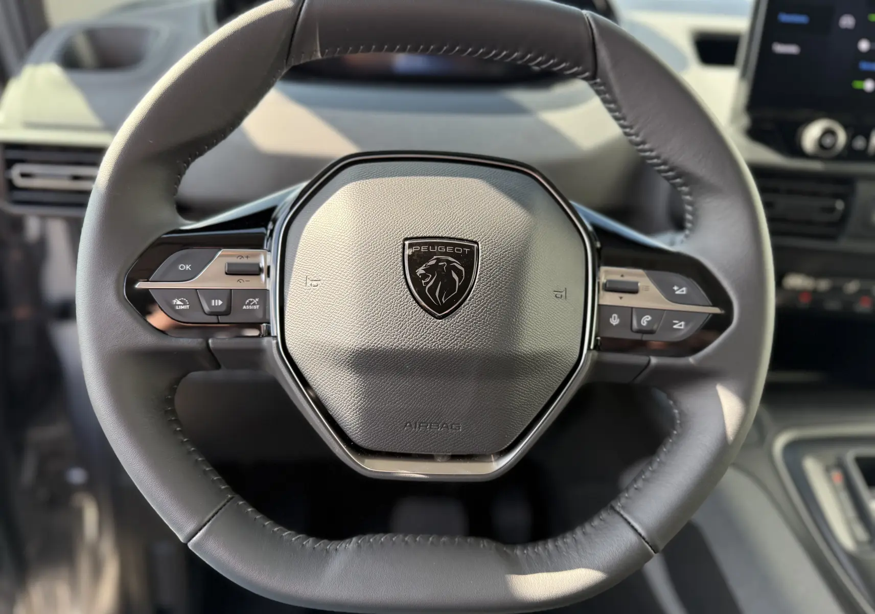 Écran tactile intérieur du Peugeot Rifter gris acier 2026 montrant les réglages du système d’aide à la conduite.